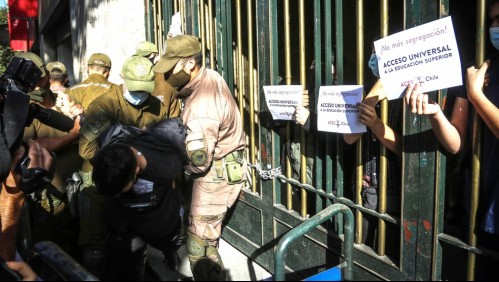 9 detenidos en desalojo del Mineduc por protesta contra la Prueba de Transición
