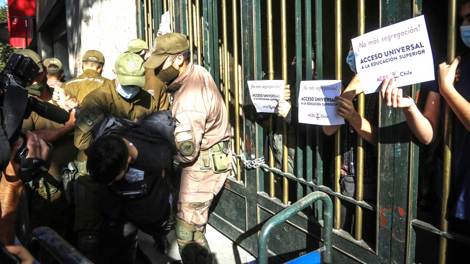 Desalojo Mineduc 9 detenidos en desalojo del Mineduc por protesta contra la Prueba de Transición
