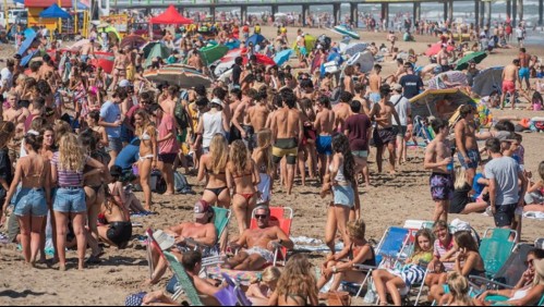 Alcohol, música y sin mascarilla: Jóvenes repletan playa argentina en plena pandemia