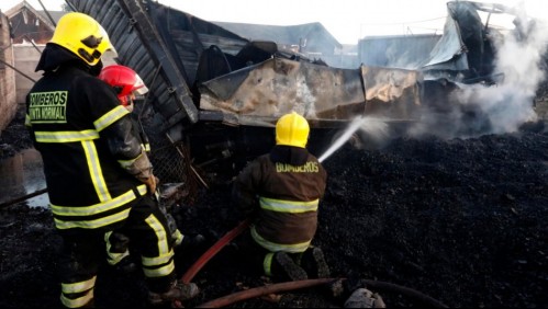 Incendio en fábrica se propaga y afecta a ocho viviendas en Pudahuel