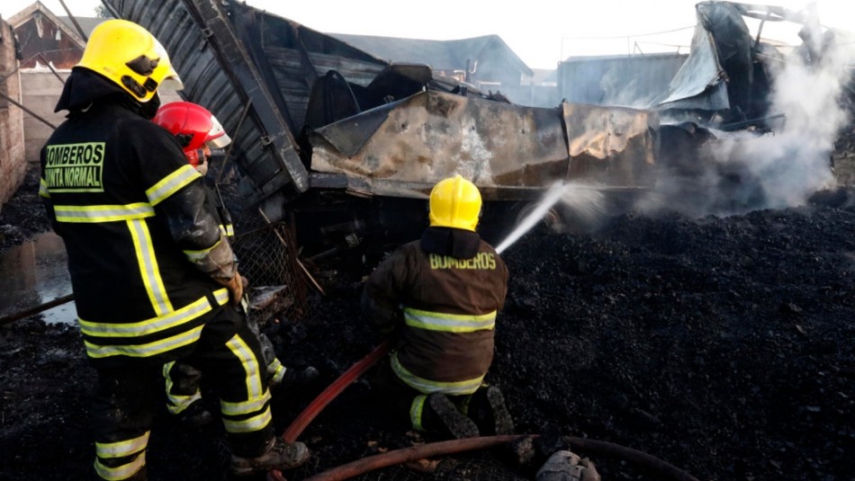Incendio en fábrica se propaga y afecta a ocho viviendas en Pudahuel Incendio en fábrica se propaga y afecta a ocho viviendas en Pudahuel