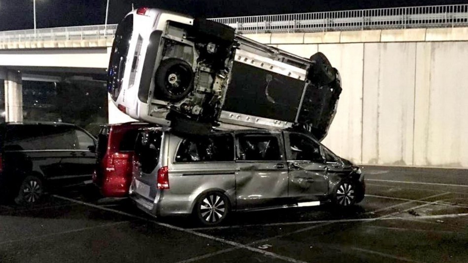 autos mercedes destruidos Molesto extrabajador roba una retroexcavadora y destruye 50 autos Mercedes Benz