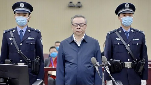 Condenan a muerte a exbanquero chino por 'corrupción y bigamia'