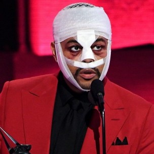 The Weeknd se quita las vendas y sorprende a sus fanáticos con un 
