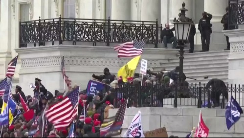 El momento en que seguidores de Trump invaden el Capitolio