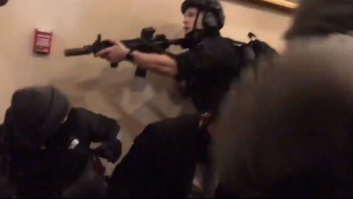 Muere mujer baleada en medio de disturbios al interior del Capitolio en Estados Unidos