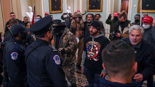 Video muestra a manifestantes ingresando al Capitolio y encarando a los policías