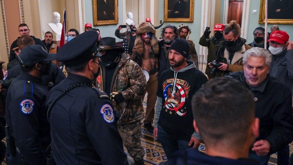 Video muestra a manifestantes ingresando al Capitolio y encarando a los policías Video muestra a manifestantes ingresando al Capitolio y encarando a los policías