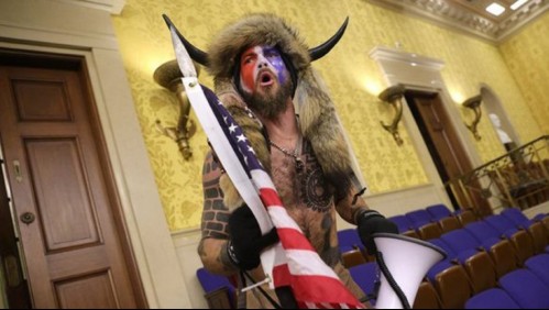 Q-Shaman: El conspirador de extrema derecha que lideró la violenta irrupción en el Capitolio