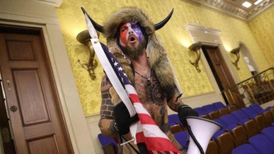 Q-Shaman: El conspirador de extrema derecha que lideró la violenta irrupción en el Capitolio Q-Shaman: El conspirador de extrema derecha que lideró la violenta irrupción en el Capitolio