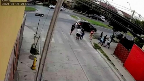 [VIDEO] Delincuentes usan electroshock y pistola para robar a parejas que paseaban con sus bebés