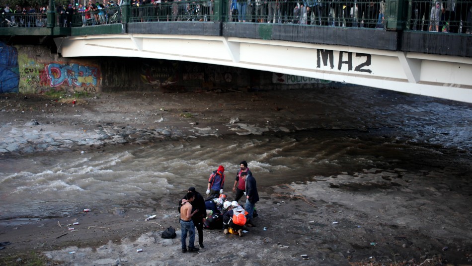 Mantienen en prisión preventiva a excarabinero acusado de empujar a joven al río Mapocho Mantienen en prisión preventiva a excarabinero acusado de empujar a joven al río Mapocho