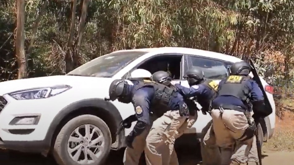 Allanamiento Ercilla Videos muestran operativo de la PDI en Ercilla y traslado de detectives heridos