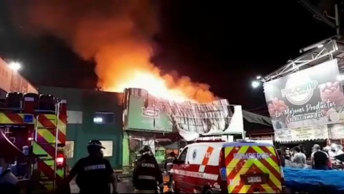 Violento incendio afecta a locales comerciales de feria Lo Valledor