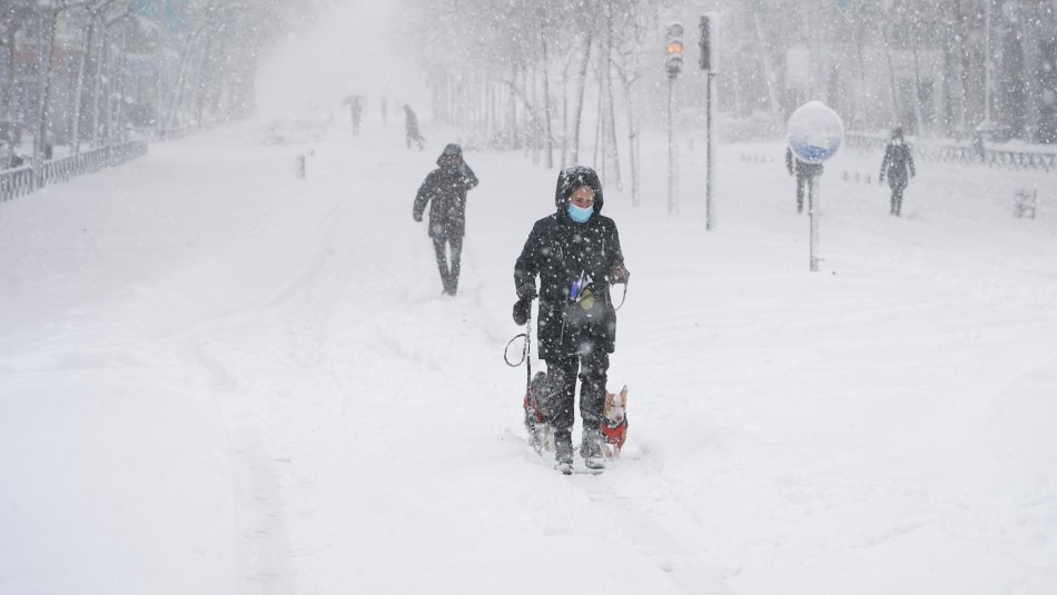 Lo peor llegará este sábado: Tormenta de nieve siembra el caos en España - Meganoticias