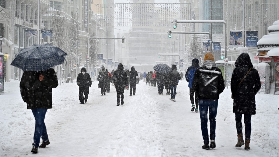 Tormenta de nieve afecta a España Tormenta de nieve azota fuertemente a España y deja al menos tres muertos