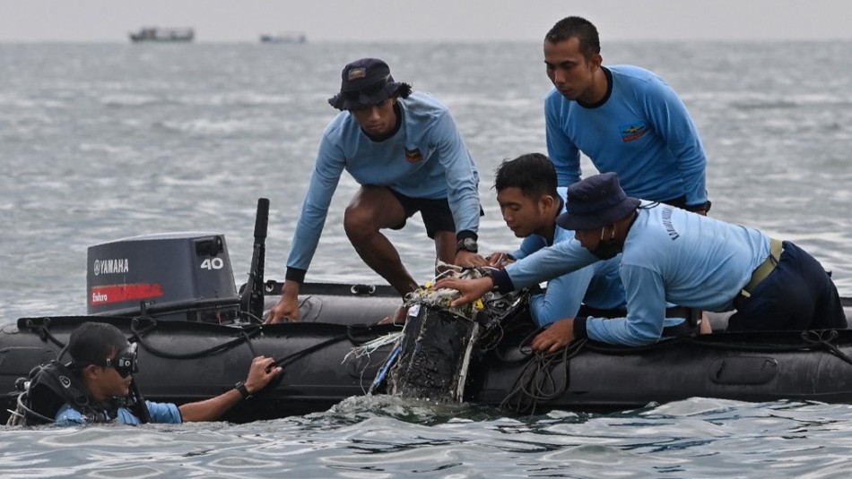 Hallan partes de cuerpos después de que desapareciera avión con 62 personas en Indonesia Hallan partes de cuerpos después de que desapareciera avión con 62 personas en Indonesia