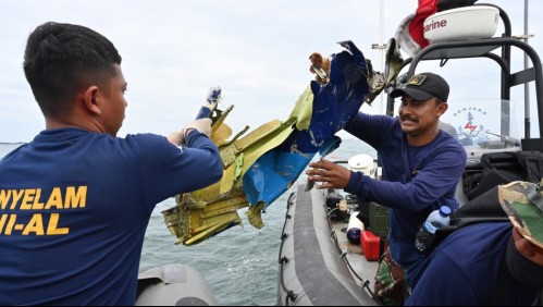Recuperan restos humanos y partes del fuselaje del avión que cayó en Indonesia
