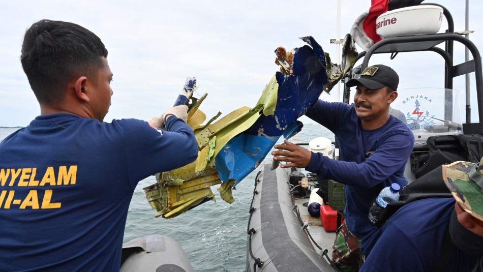 ecuperan restos humanos y partes del fuselaje del avión que se estrelló en Indonesia Recuperan restos humanos y partes del fuselaje del avión que cayó en Indonesia
