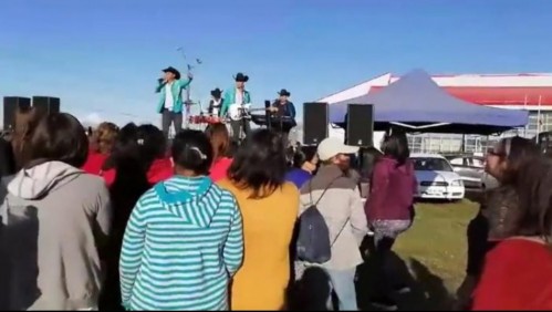 Abren sumario por feria de verano en Puerto Montt que tuvo baile y show de banda de rancheras
