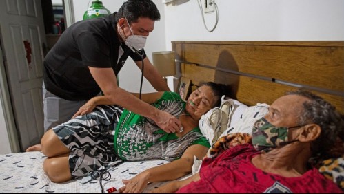 'Es una zona de guerra': Doctor atiende a madre en casa por colapso de hospitales en Brasil