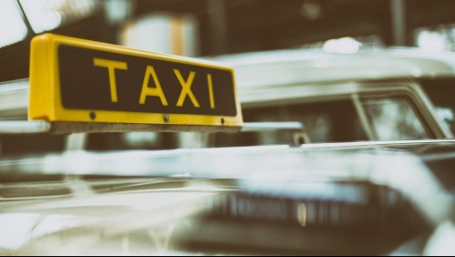 Madre envía sola en un taxi a su hija de tres años a la guardería: Fue arrestada