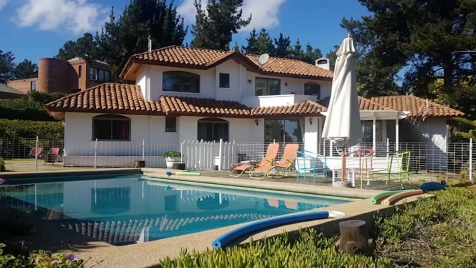 Dueño de casa donde se realizó fiesta en Cachagua denuncia que se la arrendó a piloto de rally Dueño de casa donde se realizó fiesta en Cachagua denuncia que se la arrendó a piloto de rally