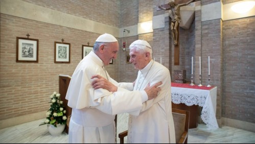 Papa Francisco y Benedicto XVI son vacunados contra el coronavirus