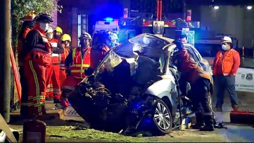 Choque a alta velocidad: mujer fallece y auto queda completamente destruido en Costanera Norte