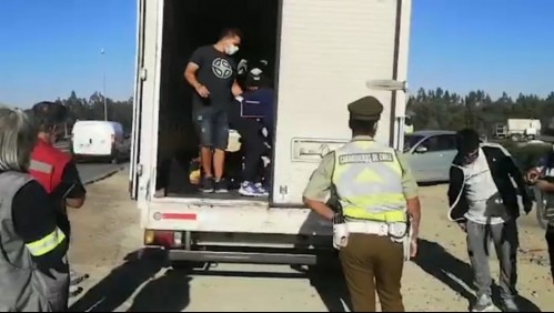 Familia es sorprendida viajando escondida en un camión: Iban a sus vacaciones