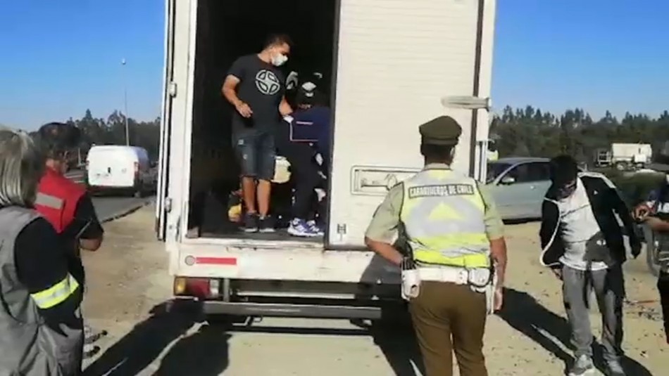 Familia es sorprendida viajando escondida en un camión: Iban a sus vacaciones Familia es sorprendida viajando escondida en un camión: Iban a sus vacaciones