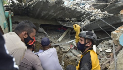 Ya son 34 muertos tras fuerte terremoto en Indonesia: muchos están bajo escombros