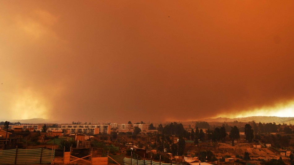 Confirman seis viviendas quemadas por incendio forestal en Quilpué Confirman seis viviendas quemadas por incendio forestal en Quilpué