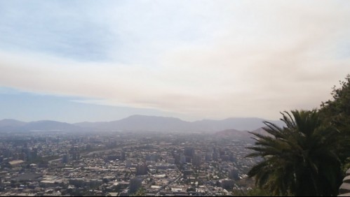 Humo de incendio forestal de Quilpué llega a los cielos de Santiago