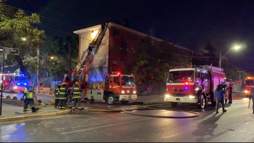 Ocho departamentos afectados por incendio en edificio de la comuna de San Miguel