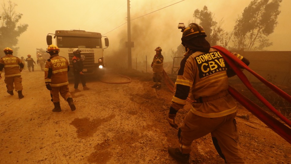 Bomberos durante el incendio en Quilpué Los héroes del incendio en Quilpué: Así ha sido el arduo trabajo de voluntarios de Bomberos