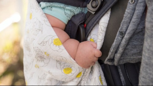 Hombre roba vehículo con niño adentro: Al percatarse se devuelve para regañar a la madre