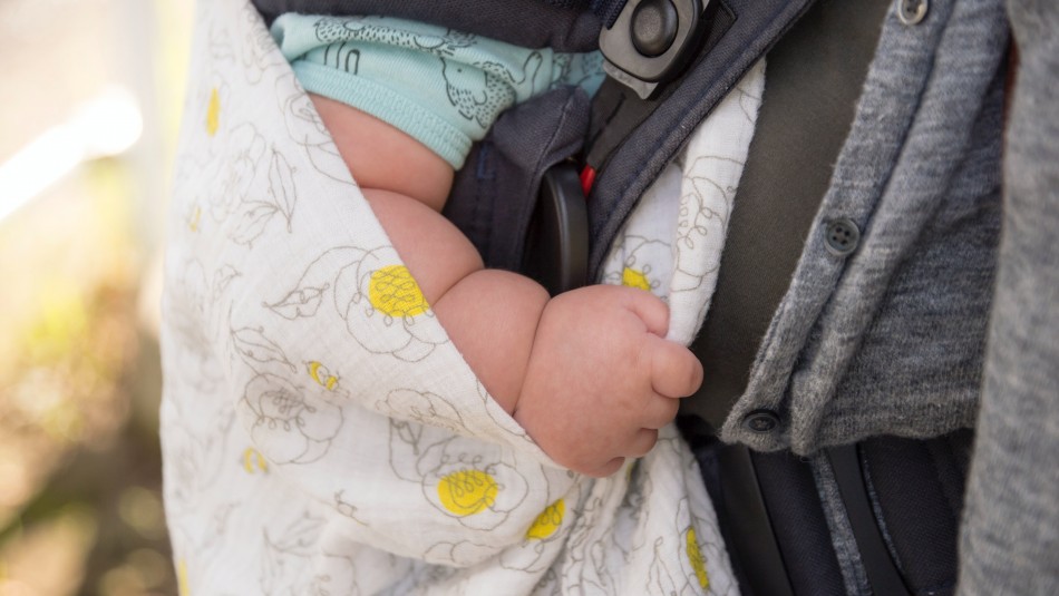 Hombre roba vehículo con niño encerrado y se devuelve para regañar a la madre Hombre roba vehículo con niño adentro: Al percatarse se devuelve para regañar a la madre