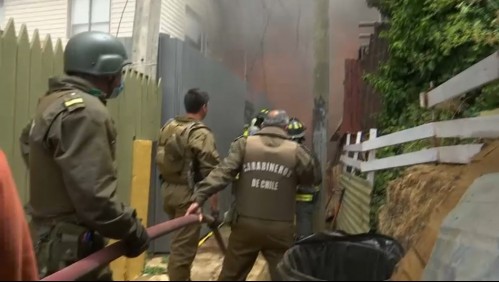 Gran incendio en Valparaíso afecta a al menos 6 casas: Bomberos trabaja sin agua en los grifos
