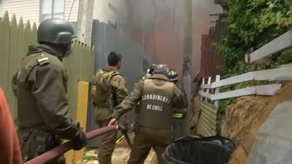 Gran incendio en Valparaíso afecta a al menos 6 casas: Bomberos trabaja sin agua en los grifos Gran incendio en Valparaíso afecta a al menos 6 casas: Bomberos trabaja sin agua en los grifos