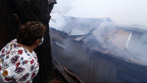 'A empezar de cero, así es la vida': 18 personas lo perdieron todo tras incendio en Valparaíso