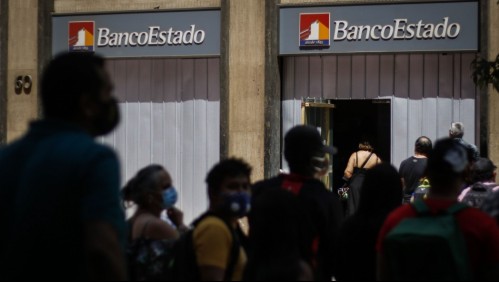 'Una cuadra de gente aglomerada': clientes de BancoEstado molestos por filas en sucursales