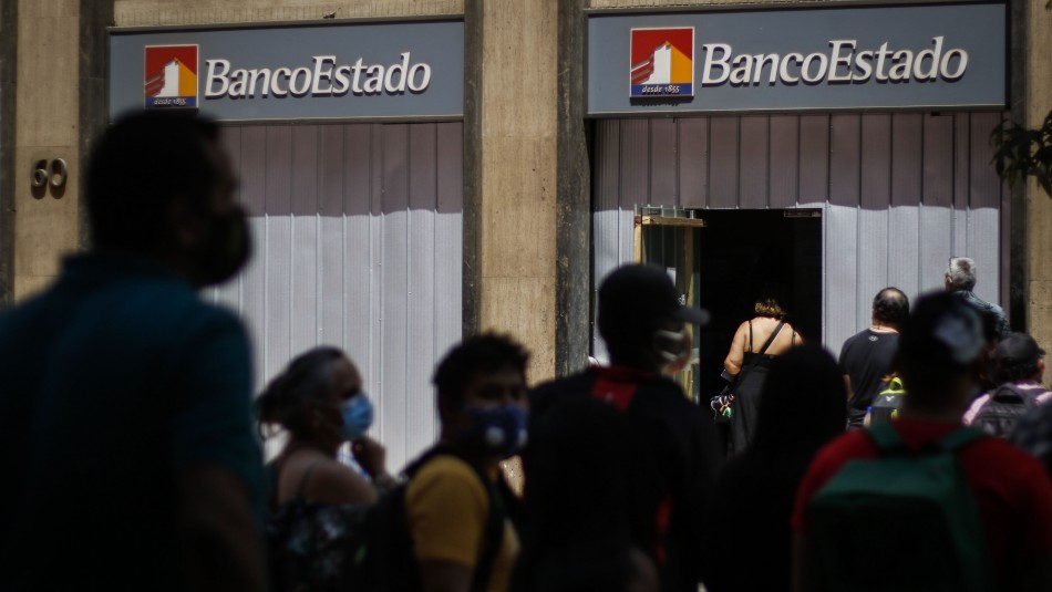 Clientes de BancoEstado molestos por largas filas en sucursales