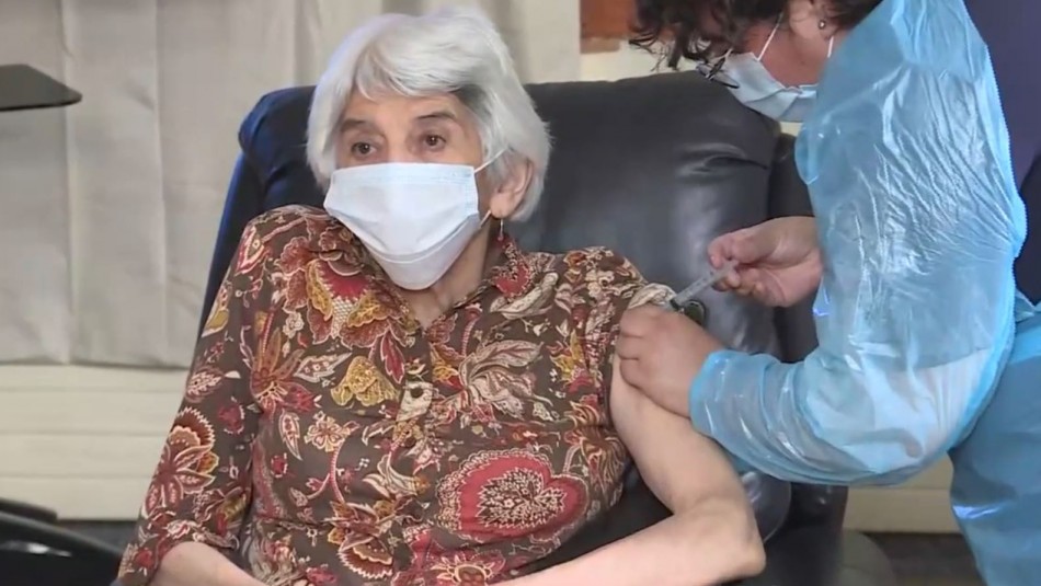 vacunada coronavirus Coronavirus: mujer de 79 años fue la primera adulta mayor vacunada en Chile