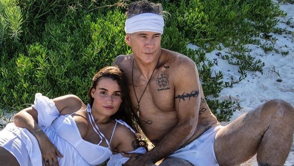 Fernando Carrillo se casó con su novia 20 años menor en una ceremonia en la playa Fernando Carrillo se casó con su novia 20 años menor en una ceremonia en la playa