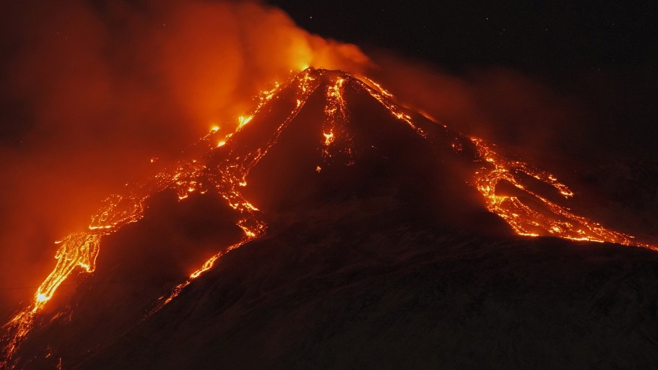 [VIDEO] Las impresionantes imágenes de la erupción del volcán Etna en Italia