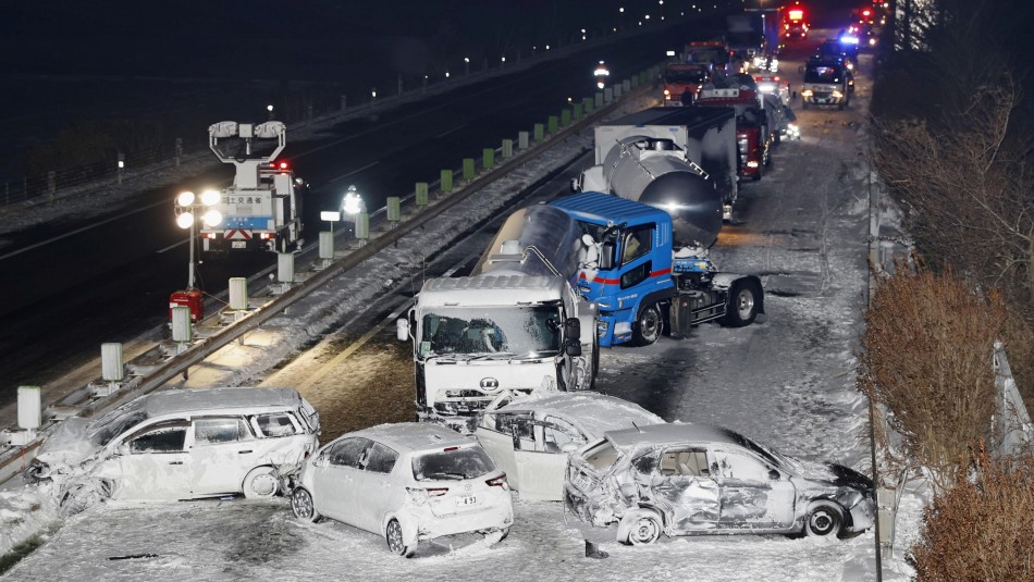 [VIDEO] Nieve provoca brutal choque múltiple que involucró a 140 vehículos en Japón