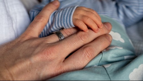 Familias recibieron bebés cambiados y tras 28 años recibirán $1.150 millones como indemnización