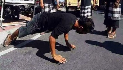 Extranjeros sin mascarillas son obligados a hacer flexiones en Bali