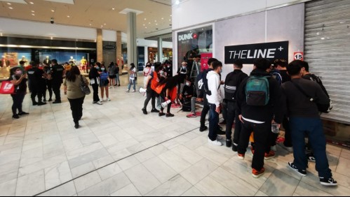 Lanzamiento de zapatillas provoca gran aglomeración en mall de La Florida